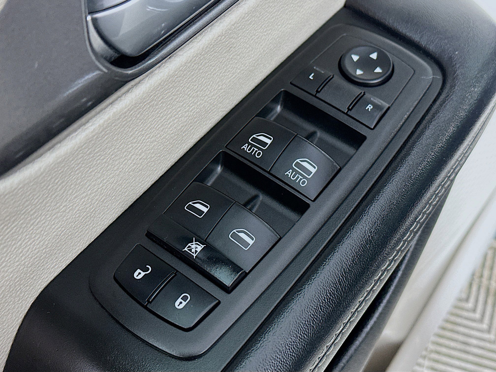 Used 2023 Chrysler Pacifica Touring-L FWD image 17