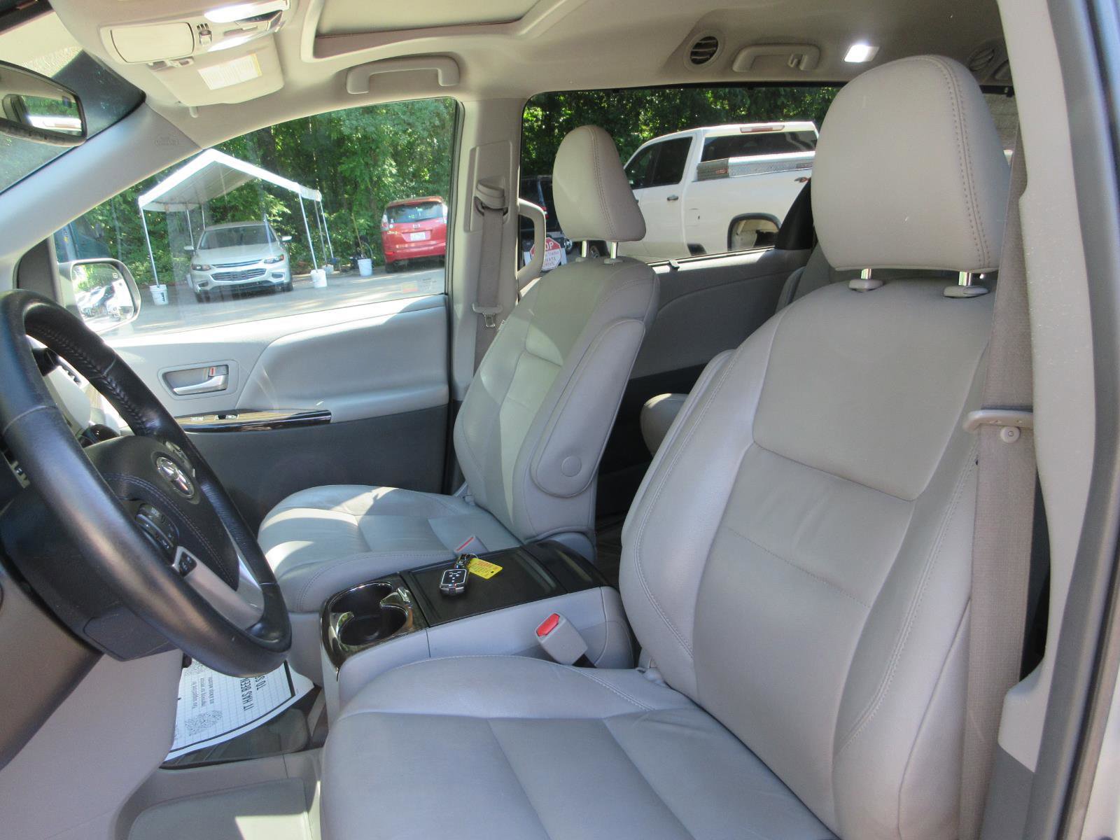 Used 2017 Toyota Sienna XLE FWD image 16