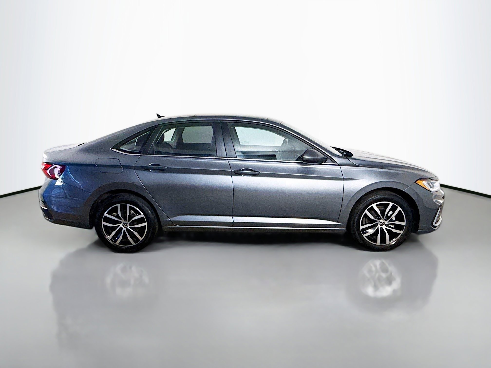 Used 2025 Volkswagen Jetta SE FWD image 11
