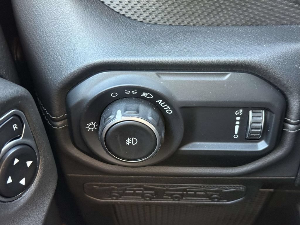Used 2025 Jeep Wrangler Unlimited Rubicon AWD/4WD image 26