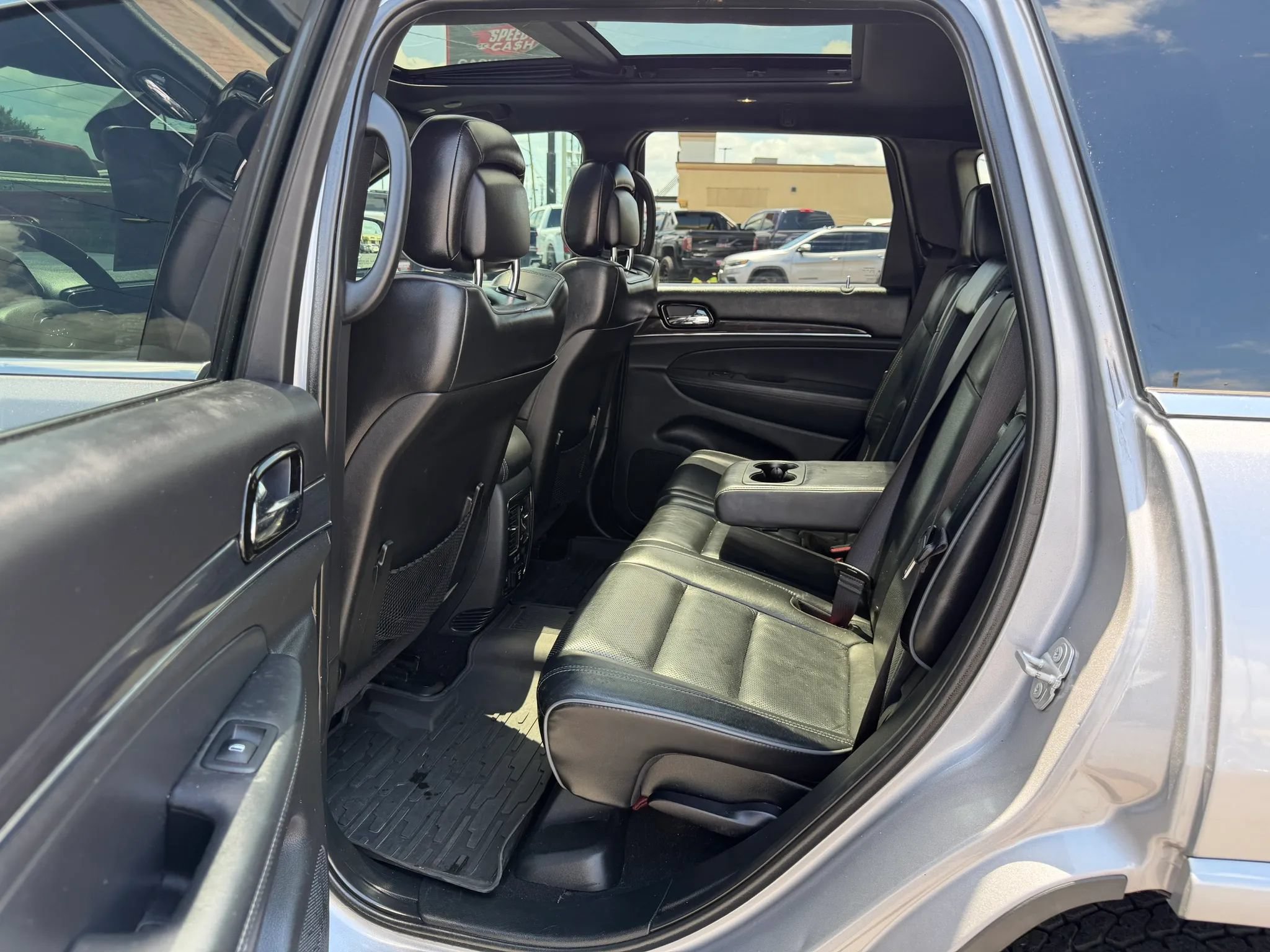 Used 2020 Jeep Grand Cherokee Overland AWD/4WD image 7