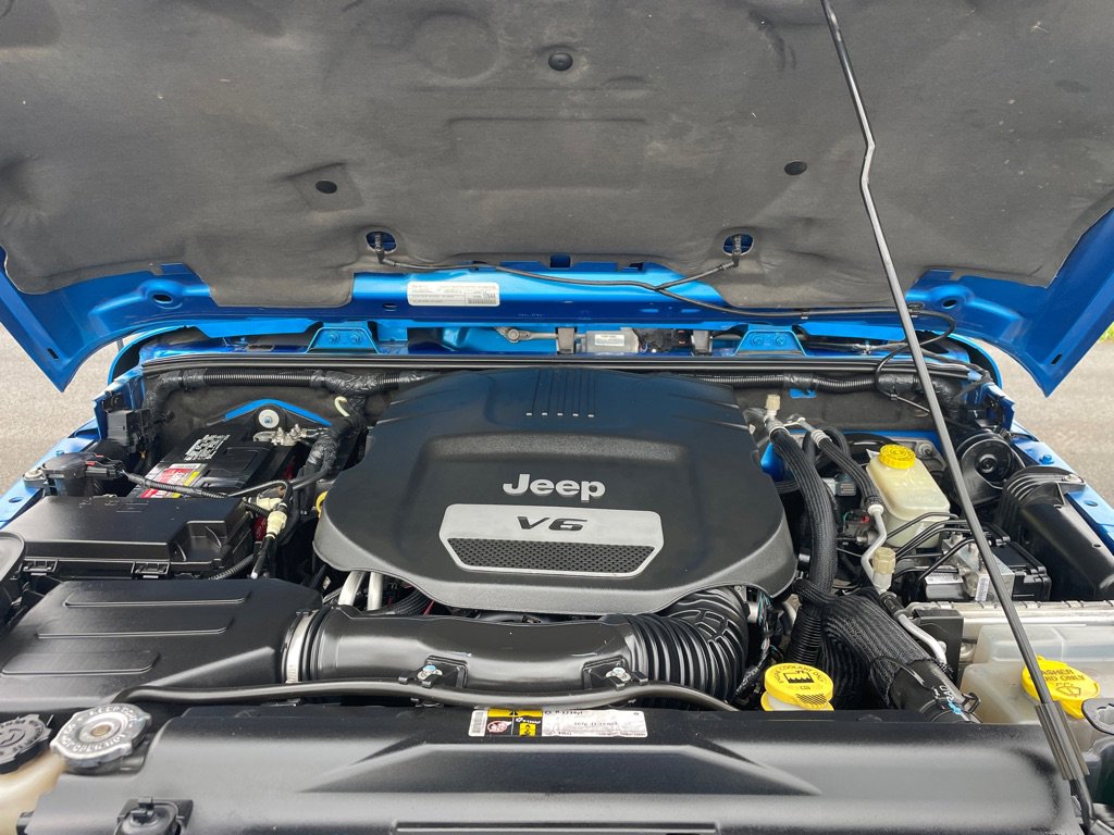 Used 2015 Jeep Wrangler Unlimited Rubicon w/ Connectivity Group image 10