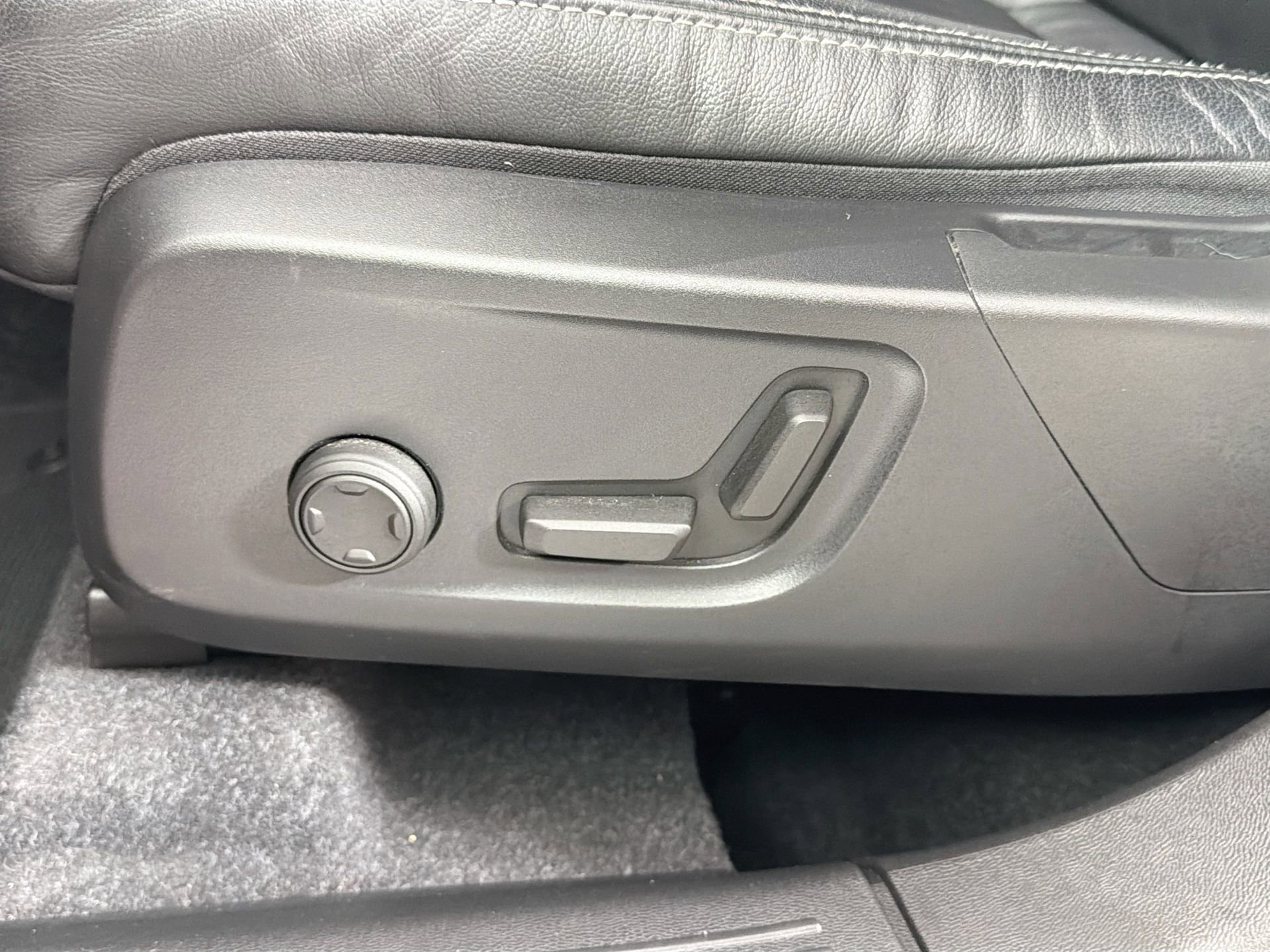 Certified 2023 Volvo XC40 B4 Plus w/ Driver Assist Package image 19