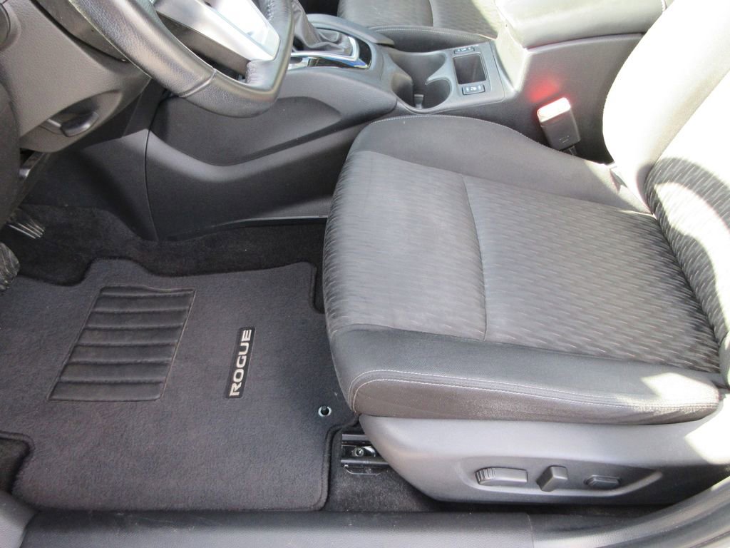 Used 2018 Nissan Rogue SV image 21