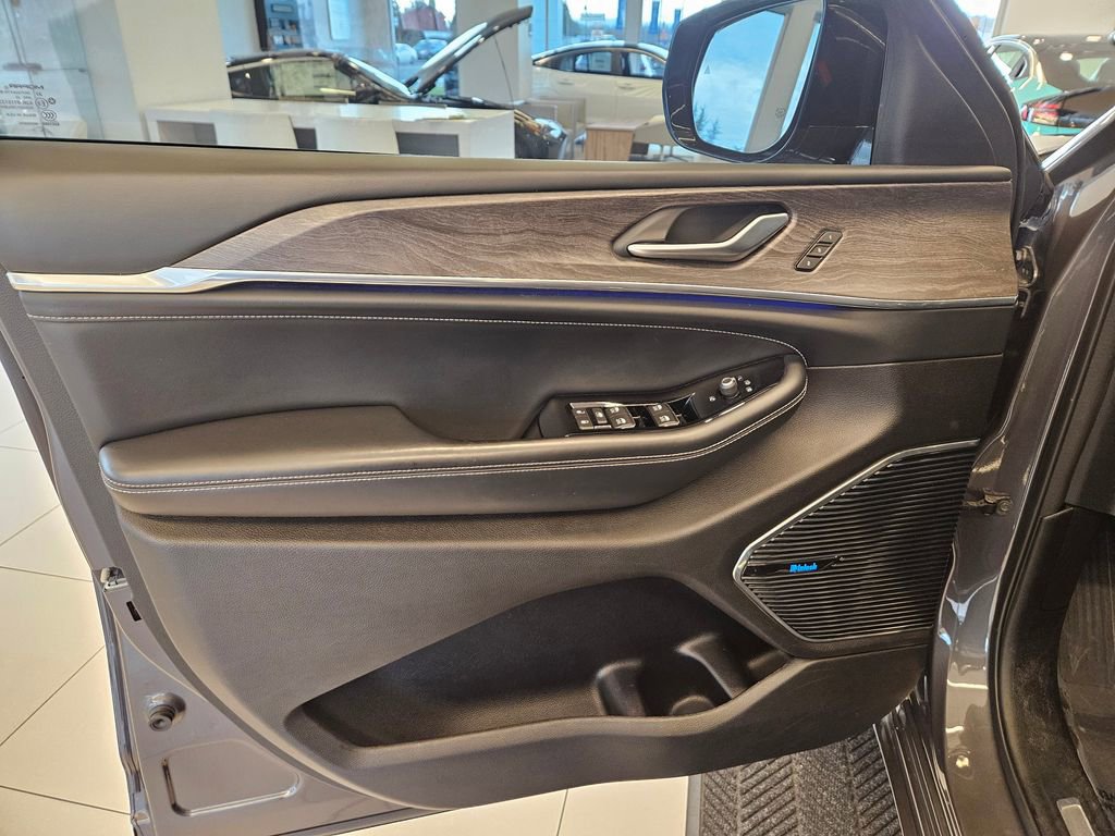 Used 2022 Jeep Grand Cherokee Overland image 13