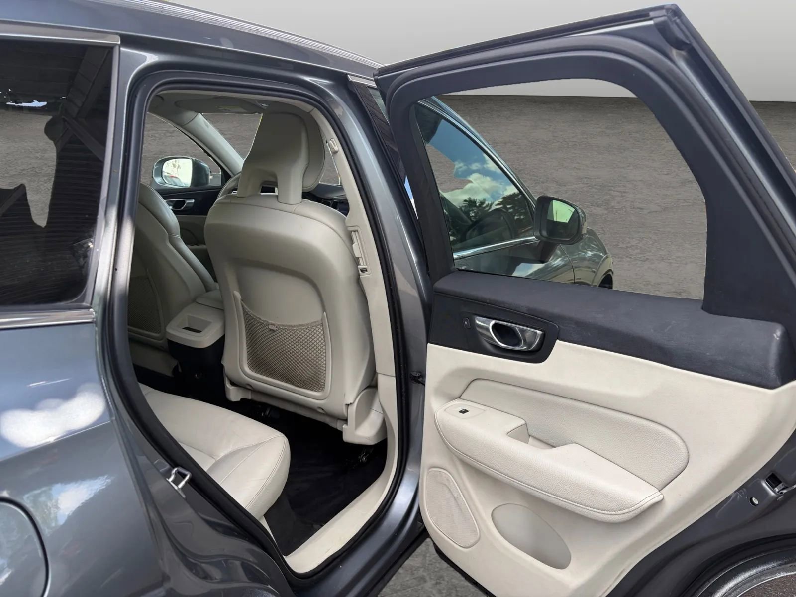 Used 2018 Volvo XC60 T5 Momentum w/ Vision Package AWD/4WD image 17