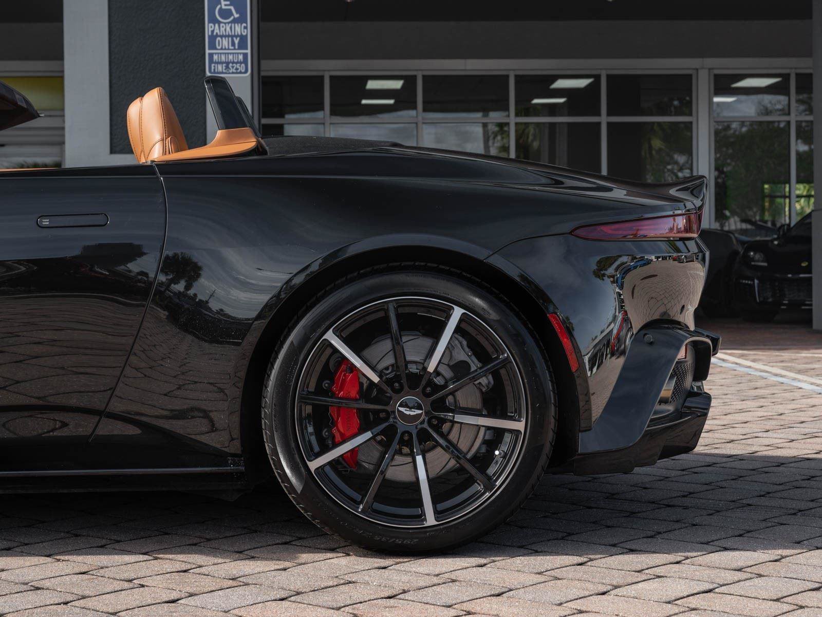 Used 2021 Aston Martin V8 Vantage Roadster RWD image 11
