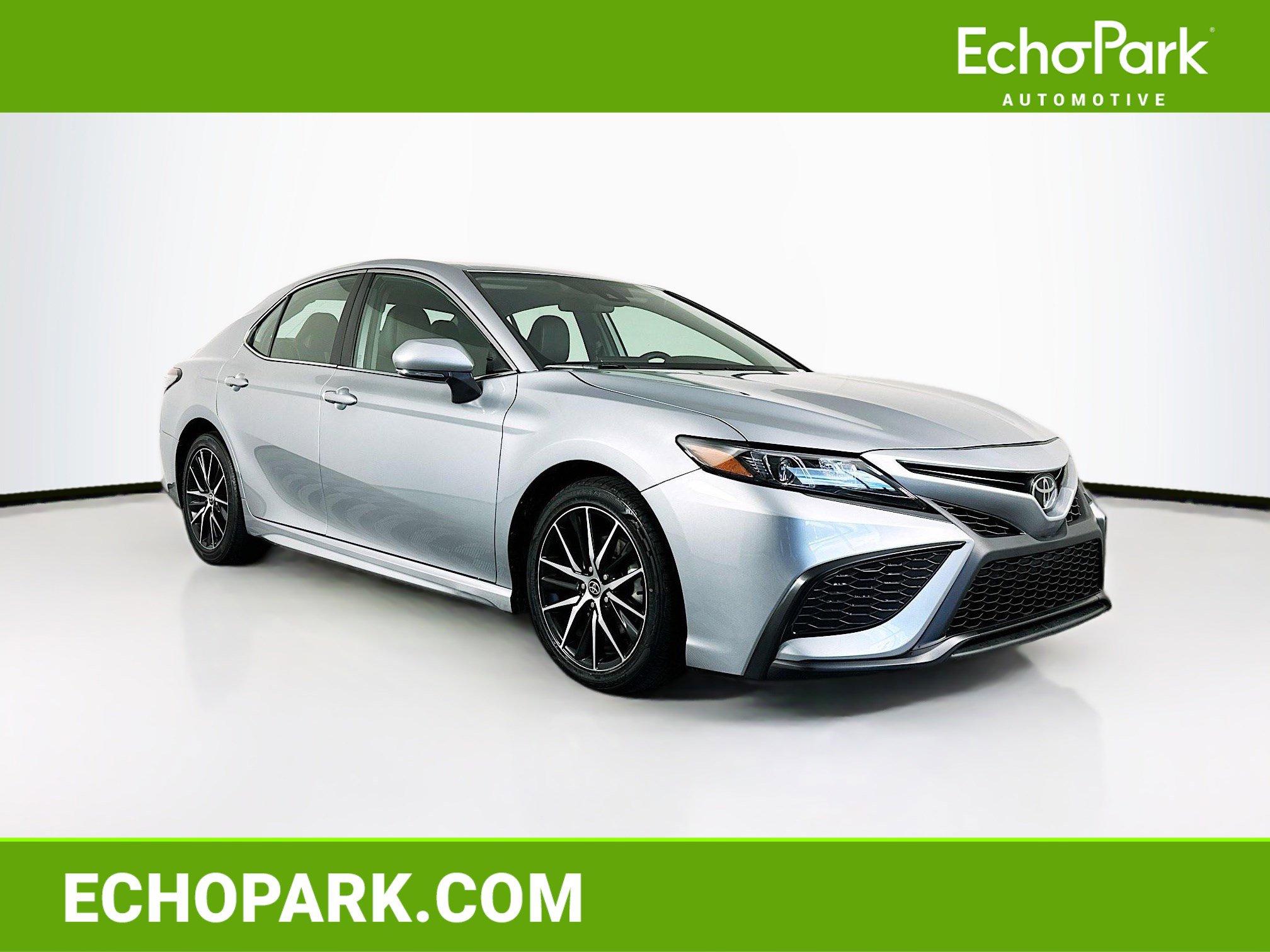 Used 2022 Toyota Camry SE image 1