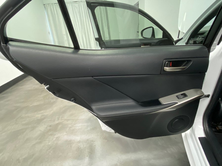Used 2018 Lexus IS 300 AWD image 40