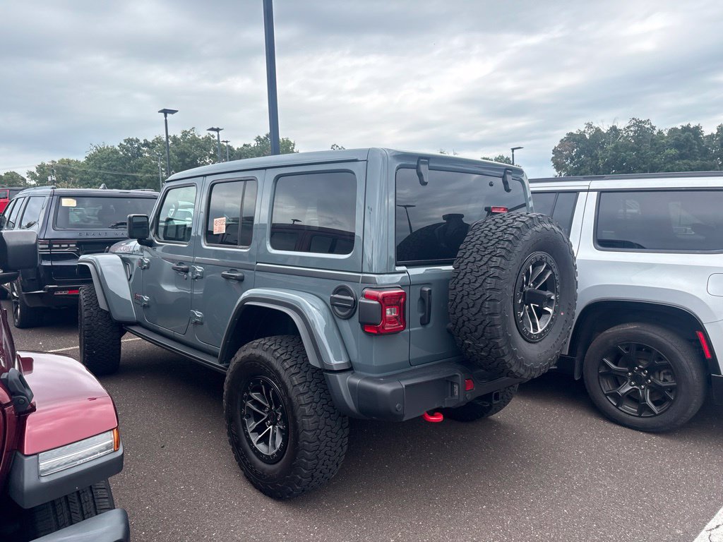 Used 2025 Jeep Wrangler Unlimited Rubicon AWD/4WD image 3