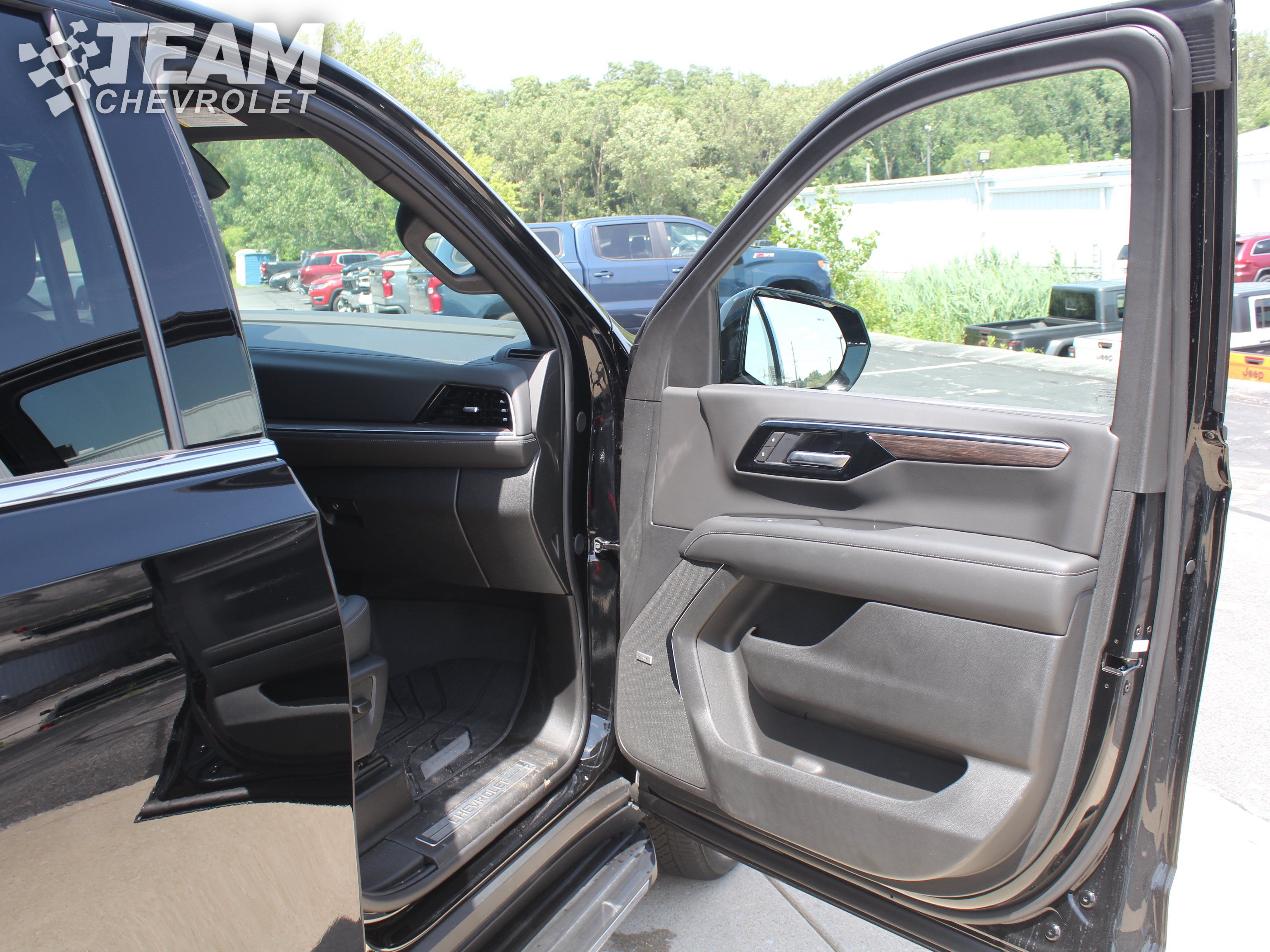 Used 2026 Chevrolet Tahoe LT w/ Comfort Package AWD/4WD image 28