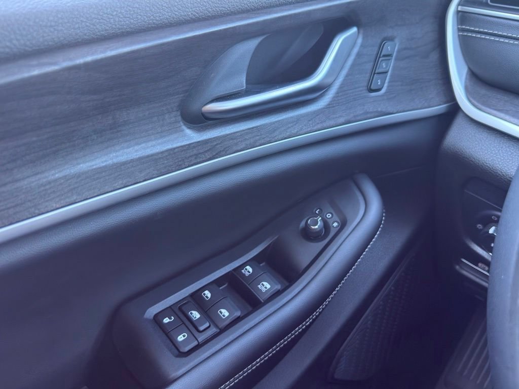 Used 2023 Jeep Grand Cherokee Limited AWD/4WD image 22