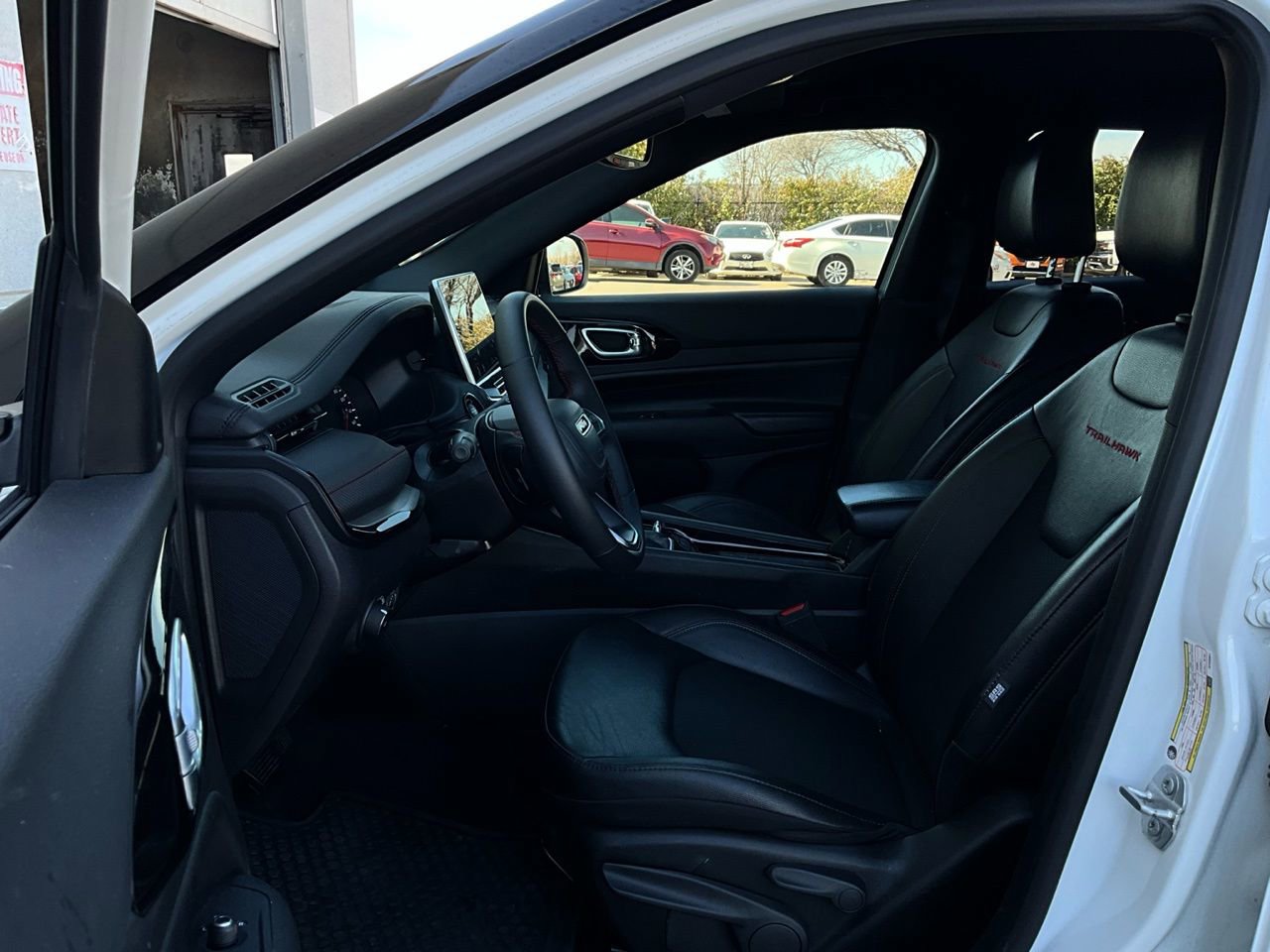 Used 2025 Jeep Compass Trailhawk image 10