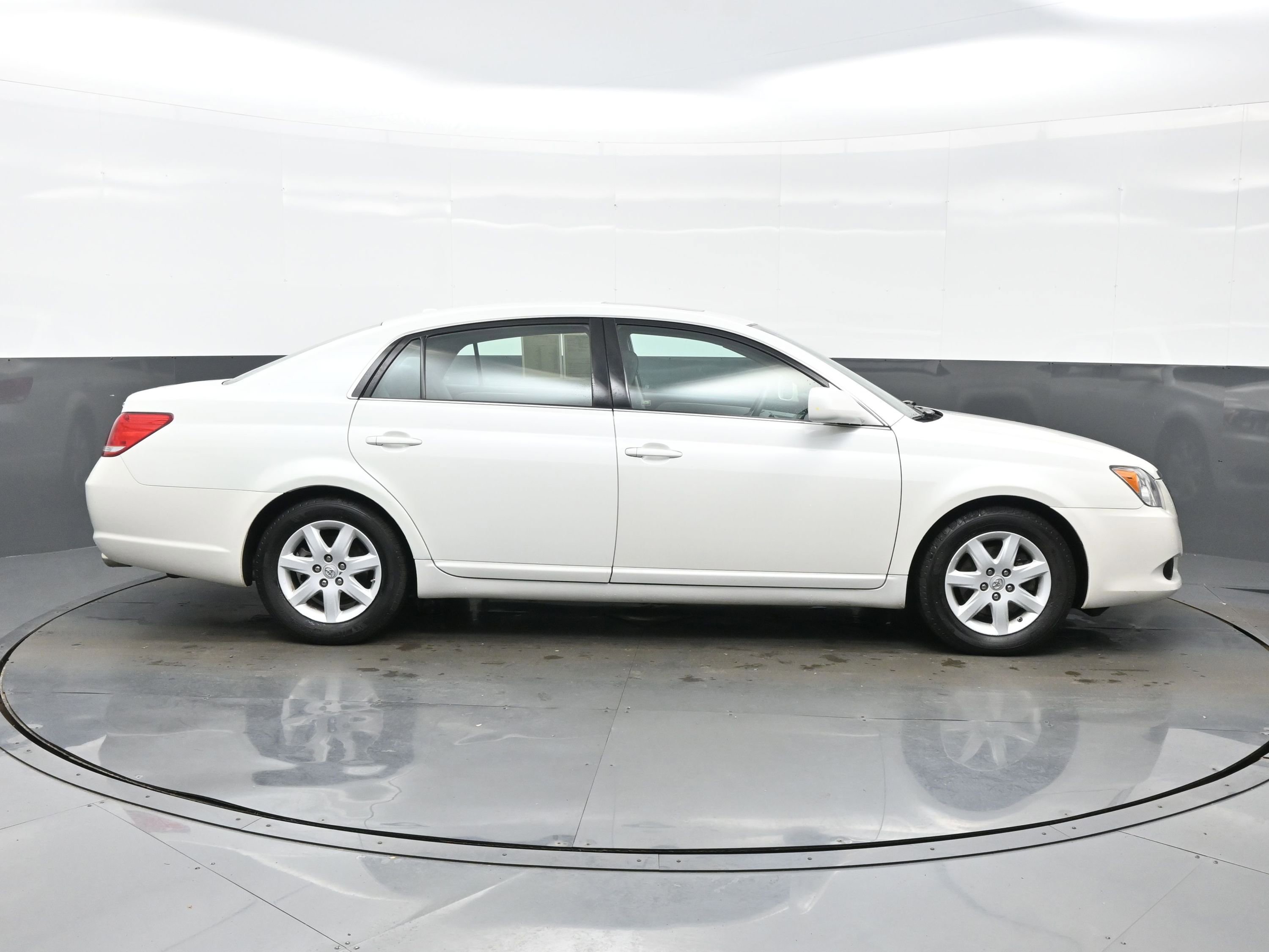 Used 2010 Toyota Avalon XL FWD image 7