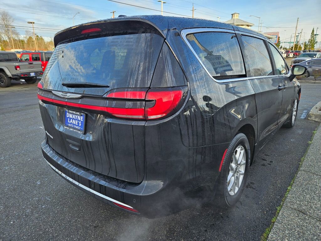 Used 2024 Chrysler Pacifica Touring-L image 5