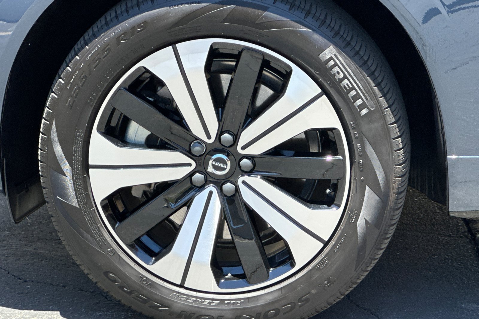 Certified 2024 Volvo XC60 T8 Plus w/ Protection Package Premier AWD/4WD image 33