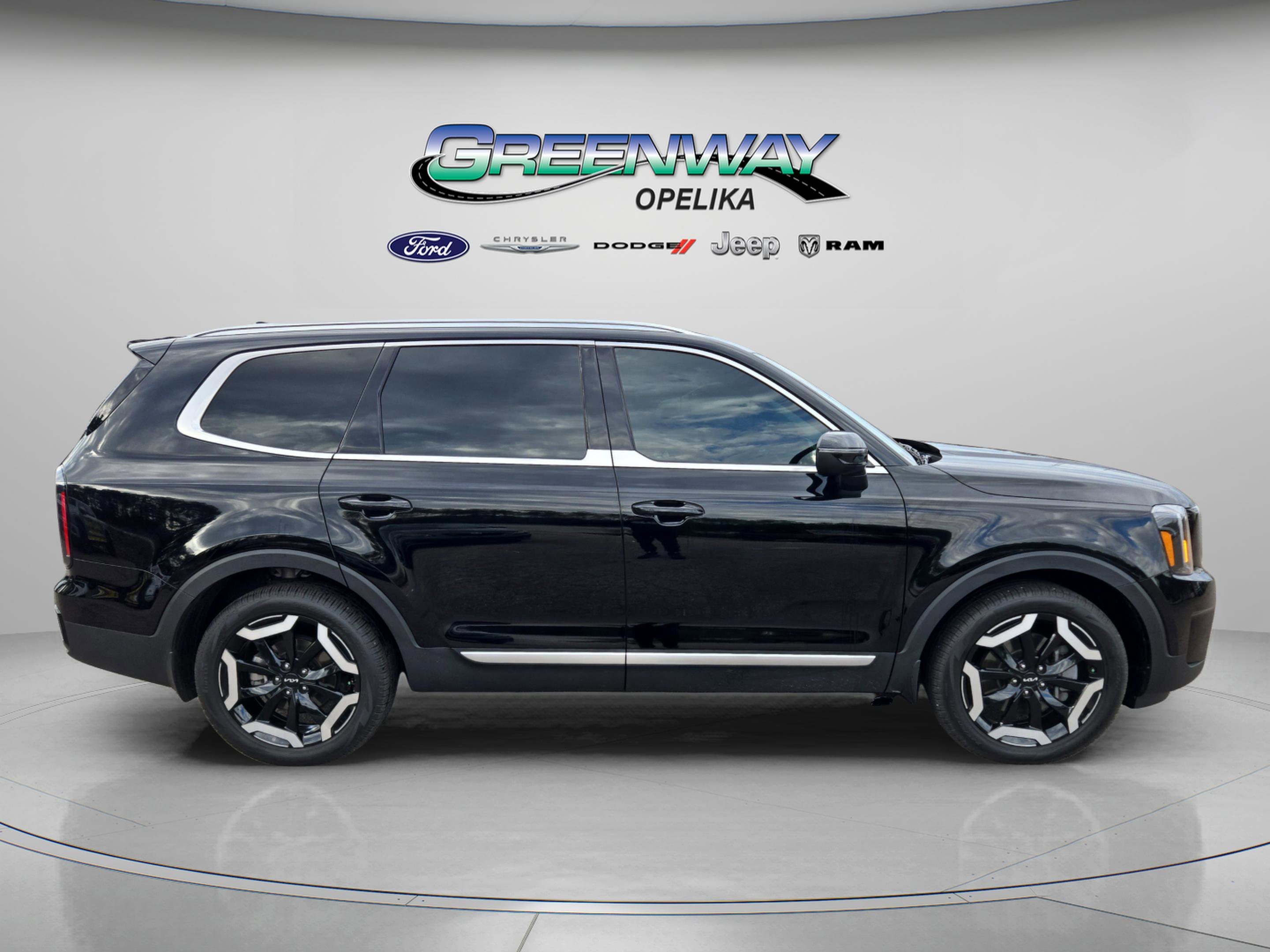 Used 2024 Kia Telluride EX w/ EX Captain's Chair Package image 8