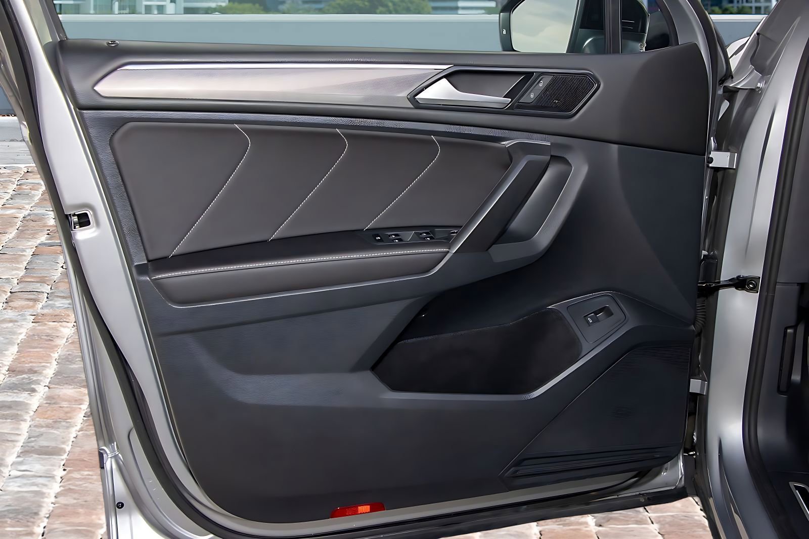 Used 2024 Volkswagen Tiguan SE R-Line FWD image 10