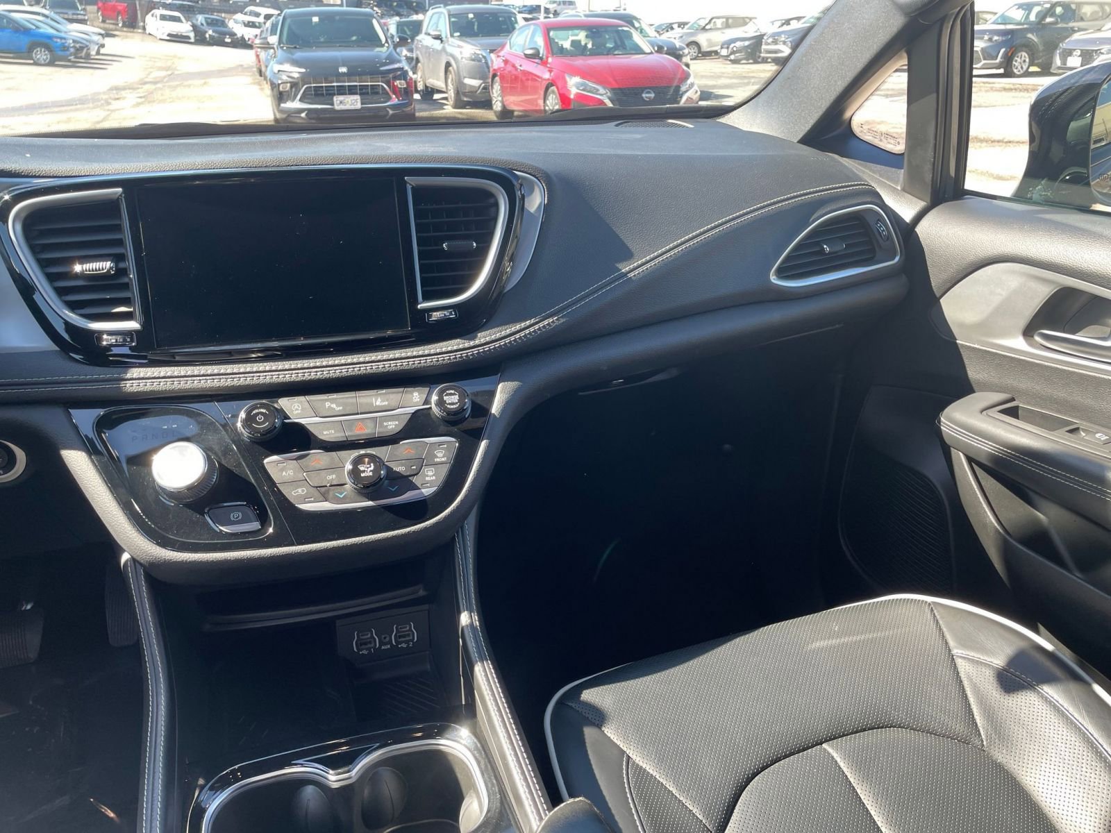 Used 2025 Chrysler Pacifica Limited image 37