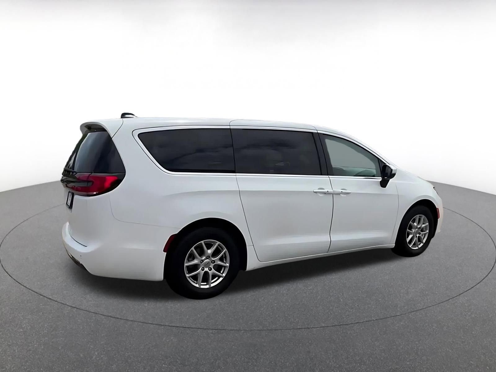 Used 2023 Chrysler Pacifica Touring-L FWD image 15