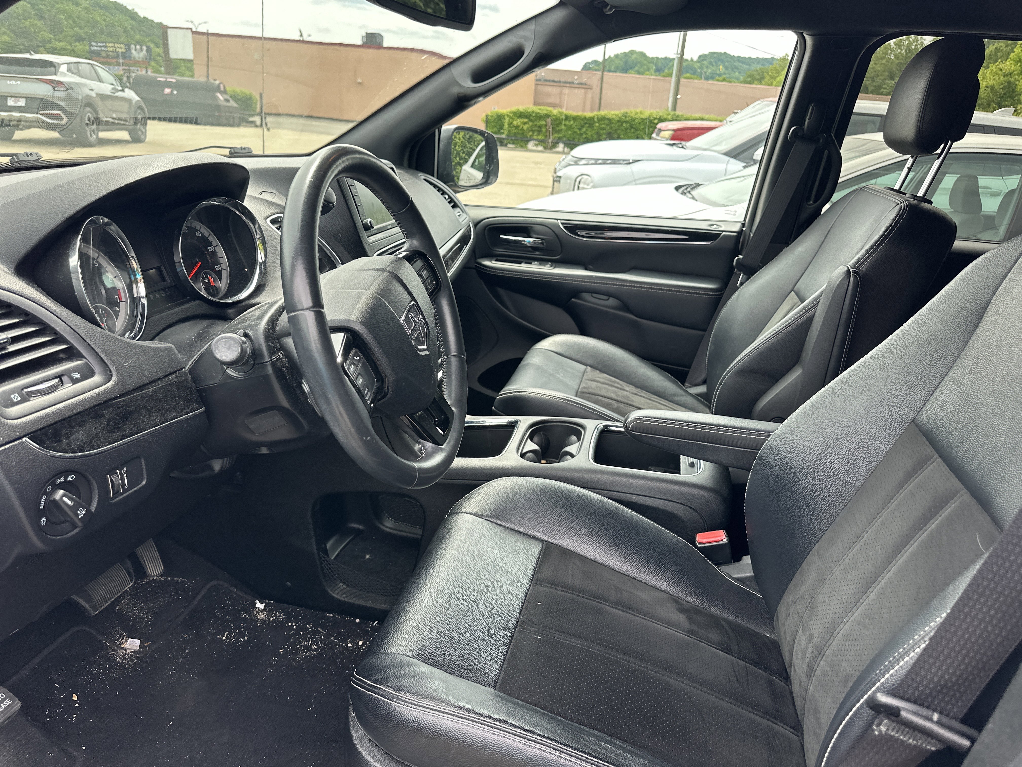 Used 2019 Dodge Grand Caravan SXT w/ Blacktop Package FWD image 15