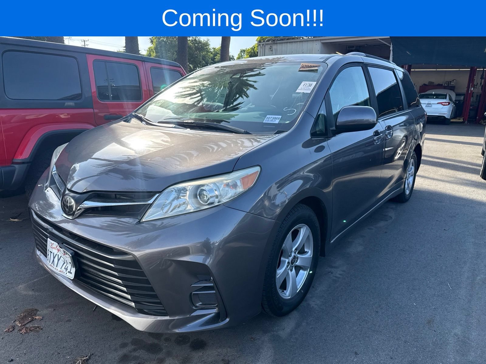 Used 2020 Toyota Sienna LE w/ Carpet Mat Package FWD image 1