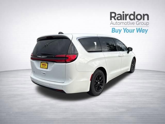 Used 2023 Chrysler Pacifica Touring-L image 8