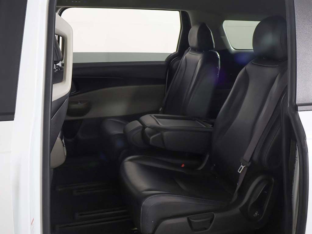 Used 2025 Kia Carnival FWD image 27