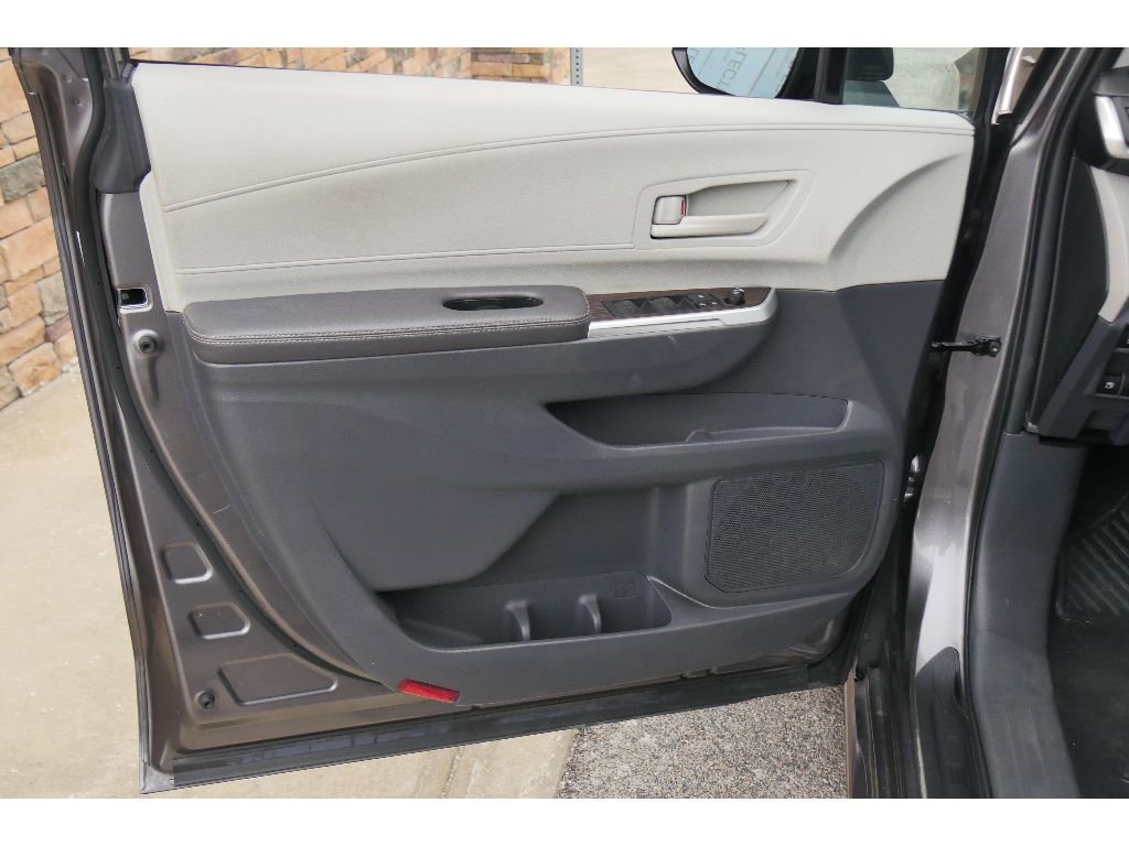 Used 2023 Toyota Sienna LE image 9