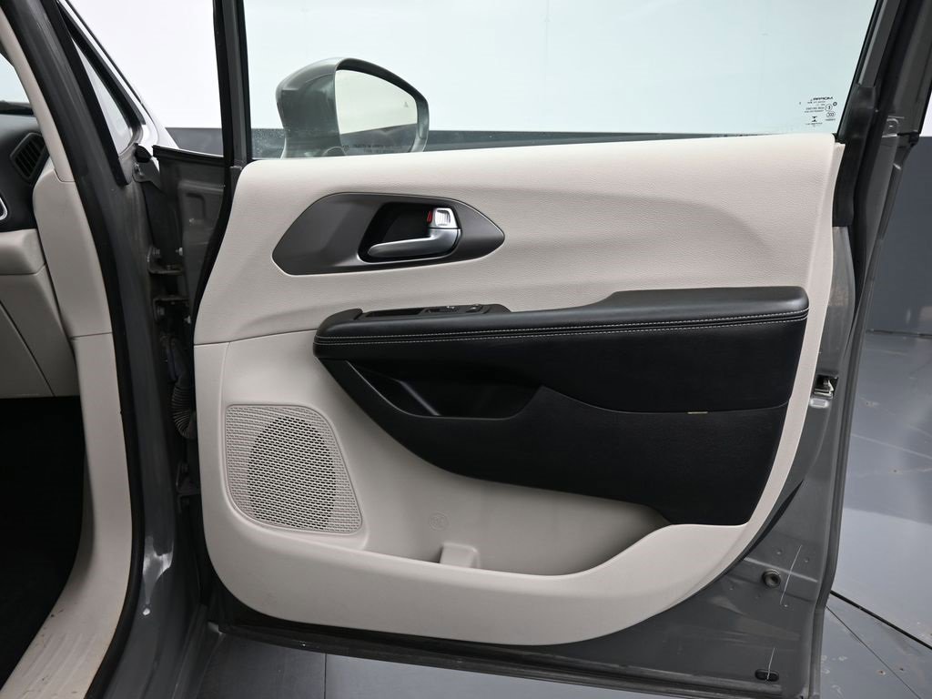 Used 2021 Chrysler Pacifica Touring-L image 40