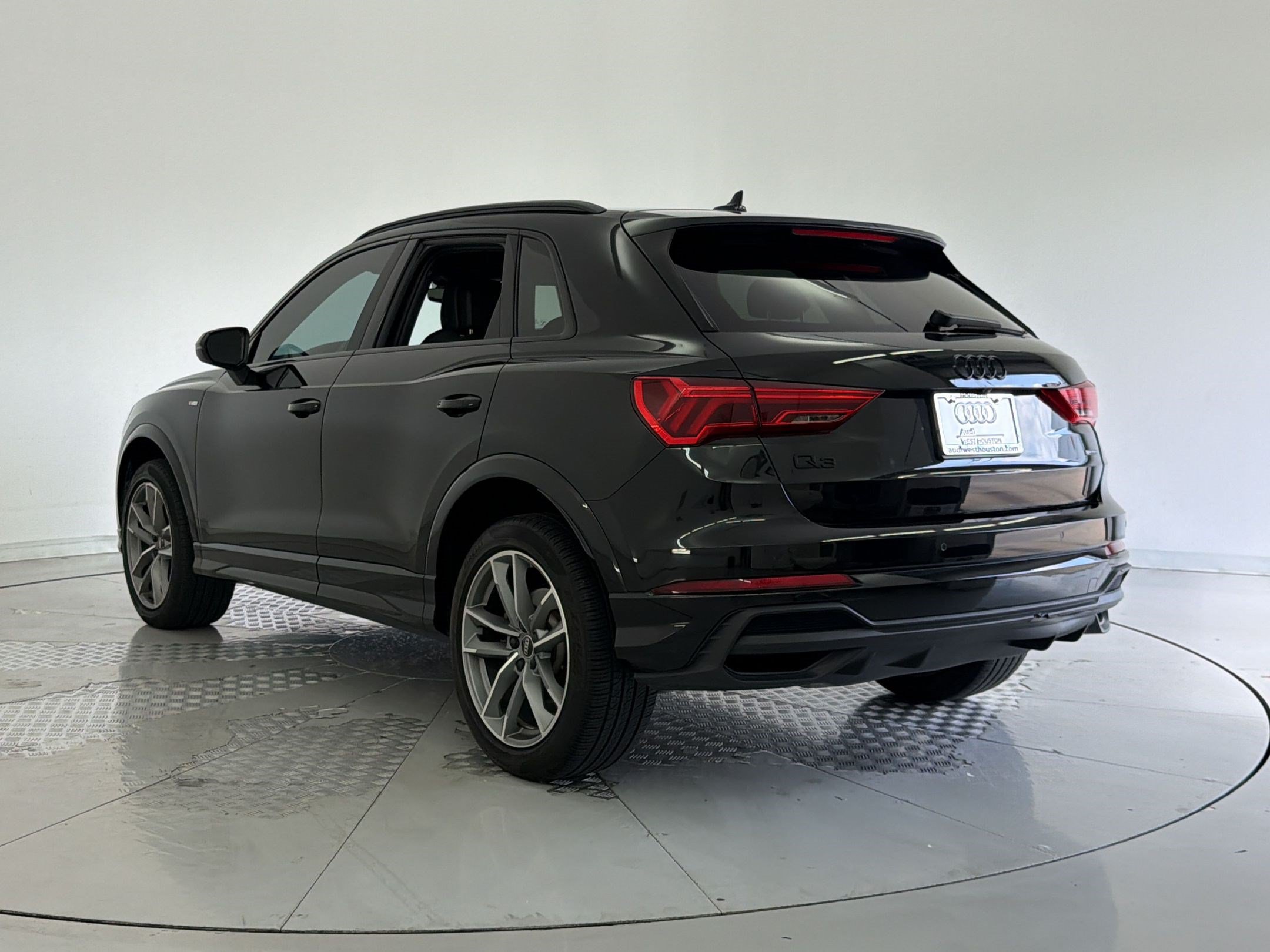 Used 2023 Audi Q3 2.0T Premium Plus w/ Premium Plus Package AWD/4WD image 3
