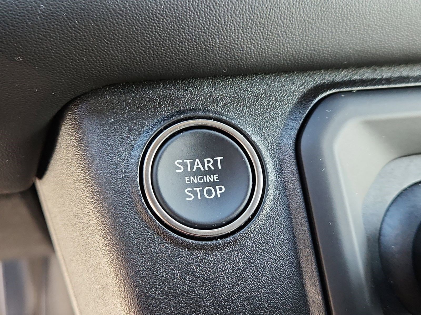 Used 2025 Land Rover Defender 90 S image 24