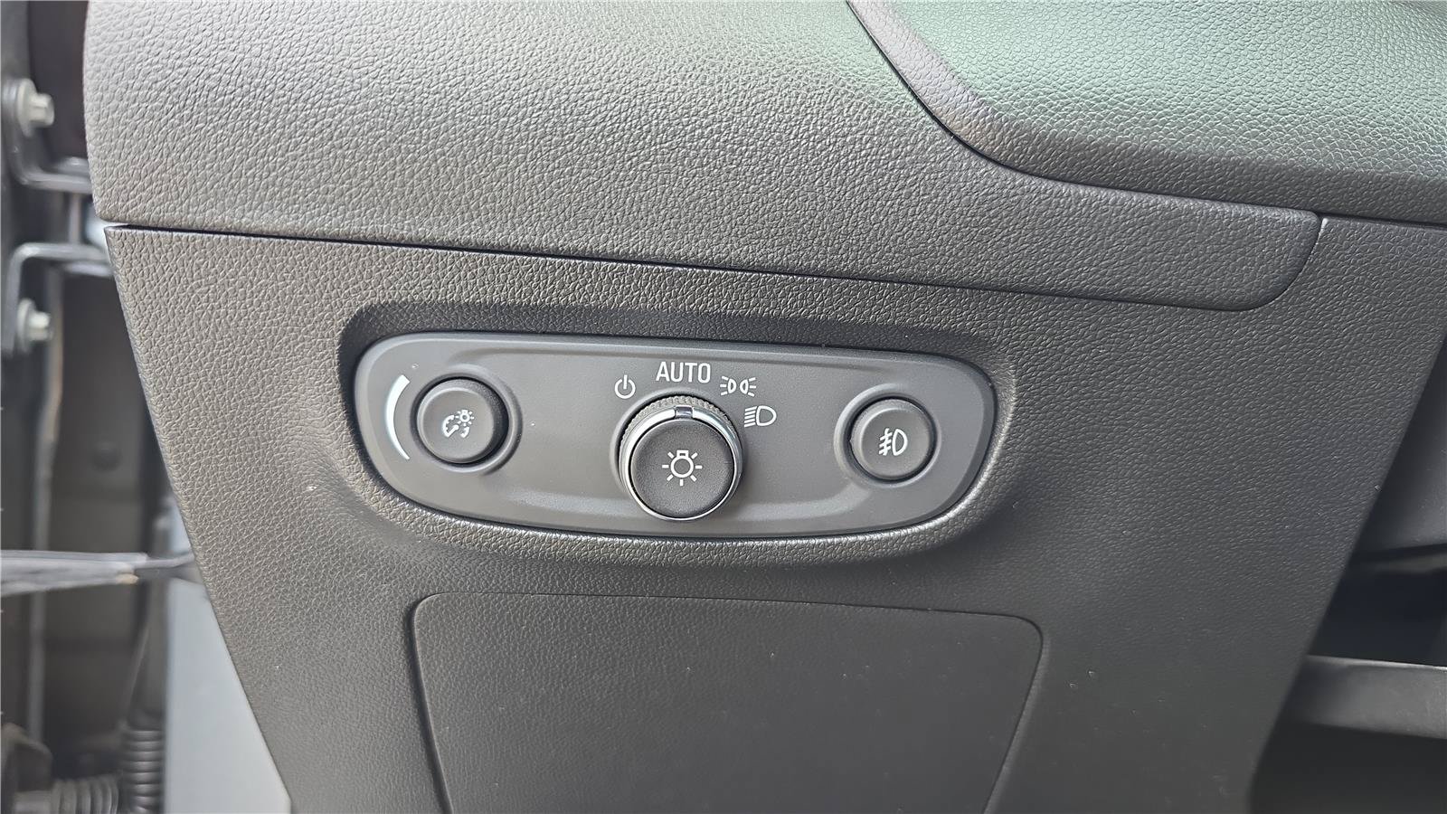 Used 2023 Buick Encore GX Select w/ Sport Touring Package FWD image 27