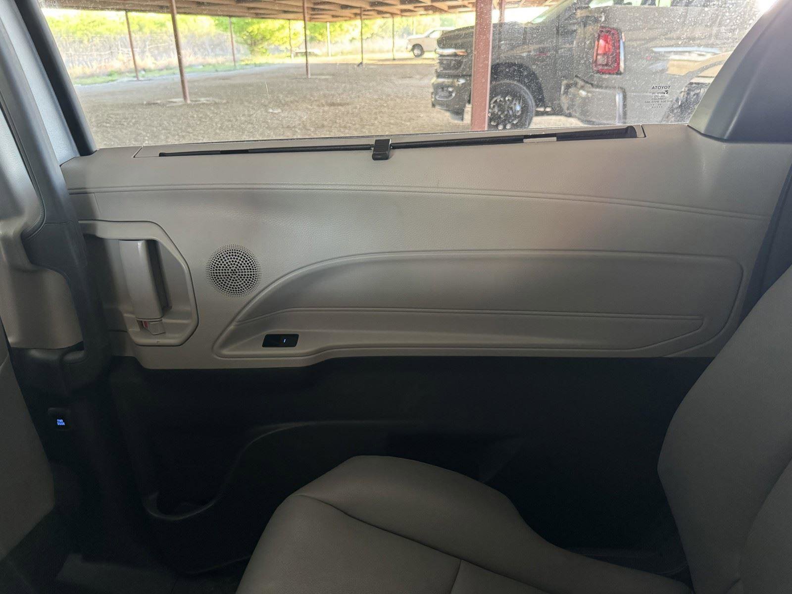 Used 2024 Toyota Sienna XLE FWD image 36