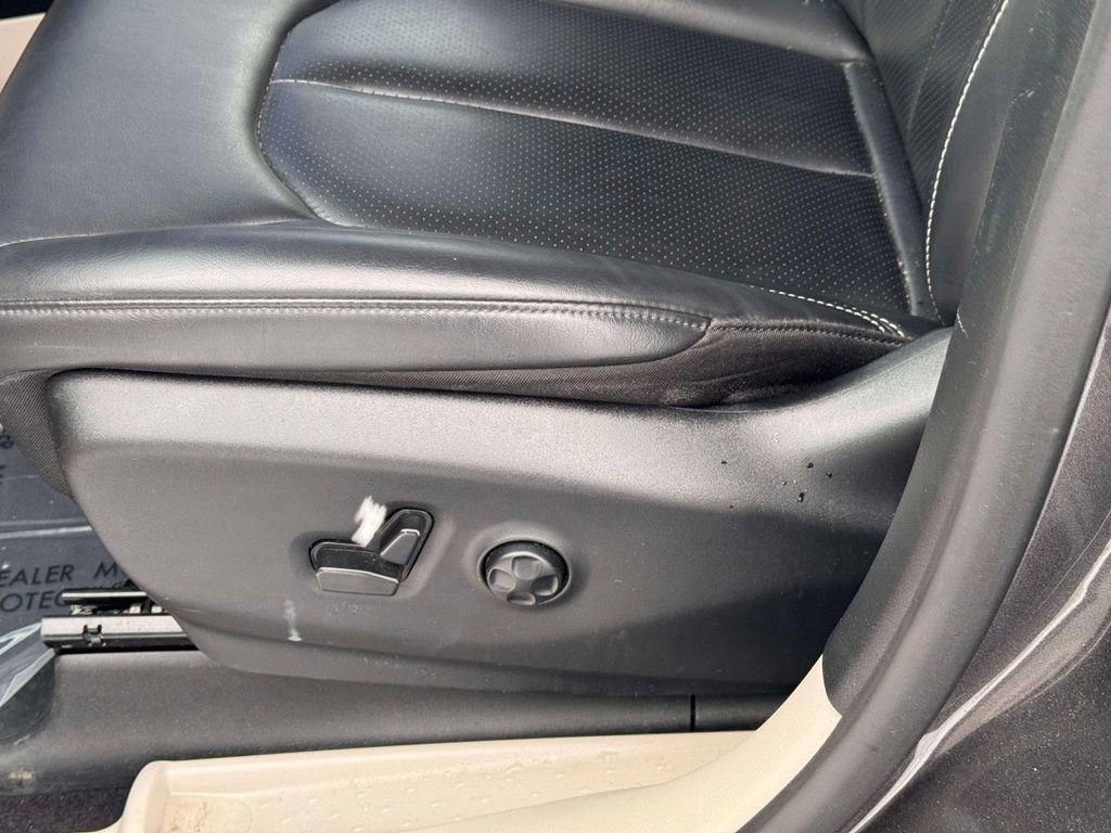 Used 2023 Chrysler Pacifica Touring-L image 12