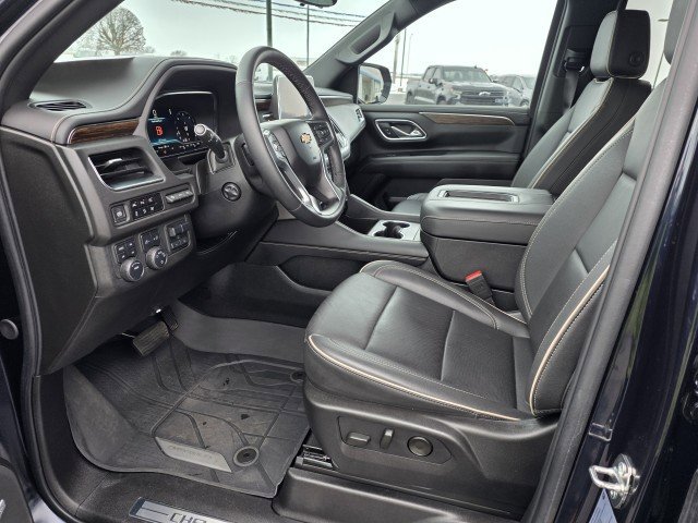 Used 2024 Chevrolet Suburban Premier w/ Premium Package AWD/4WD image 2