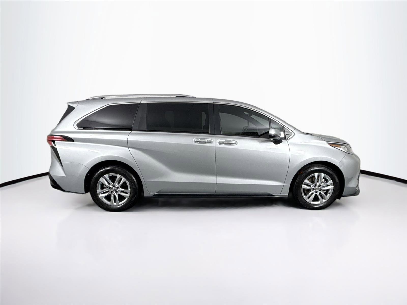 Certified 2023 Toyota Sienna Limited image 5