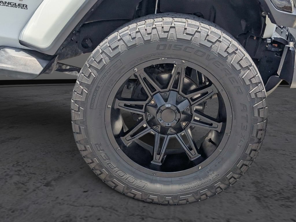 Used 2019 Jeep Wrangler Unlimited Sahara w/ Uconnect 4C Nav & Sound Group AWD/4WD image 4