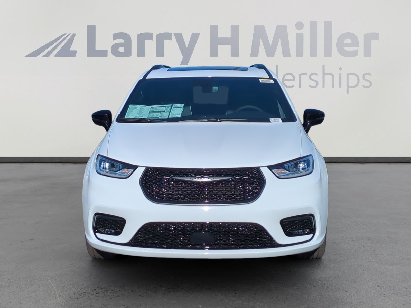 New 2026 Chrysler Pacifica Limited w/ Uconnect Theater Family Group image 8