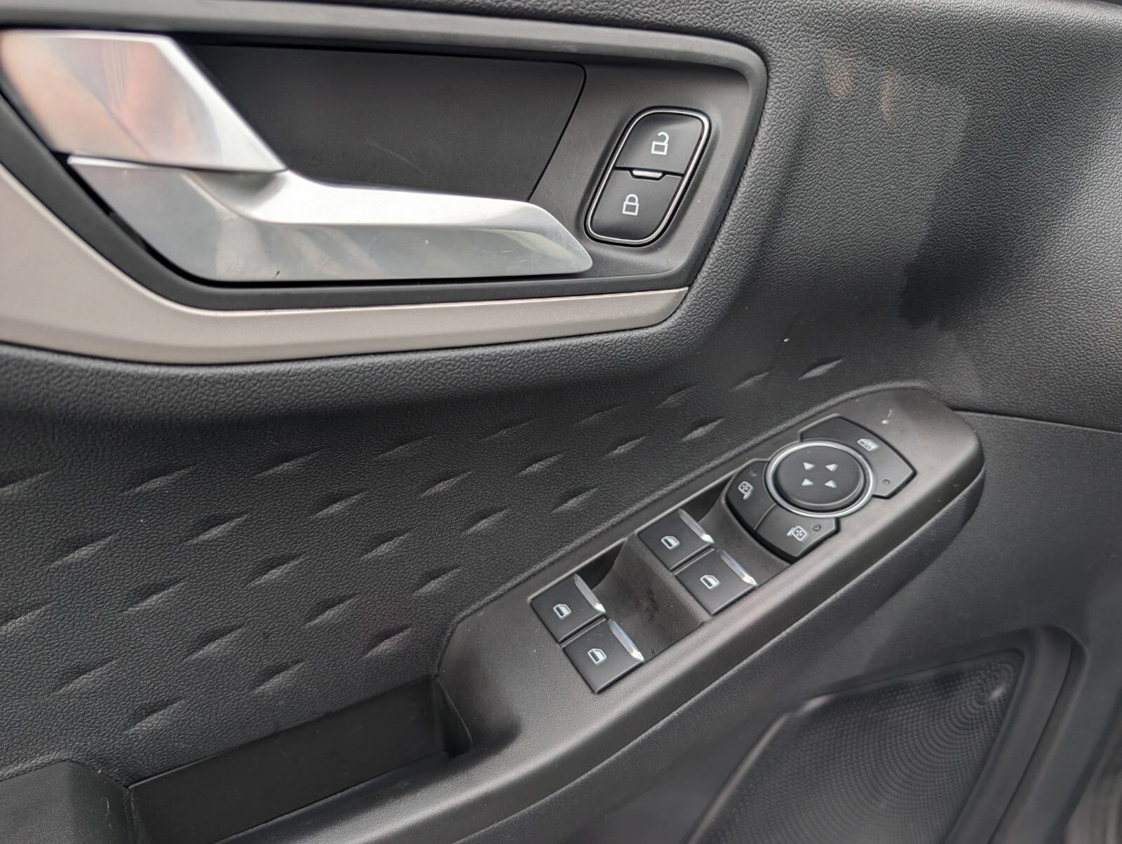 Used 2020 Ford Escape SE FWD image 18