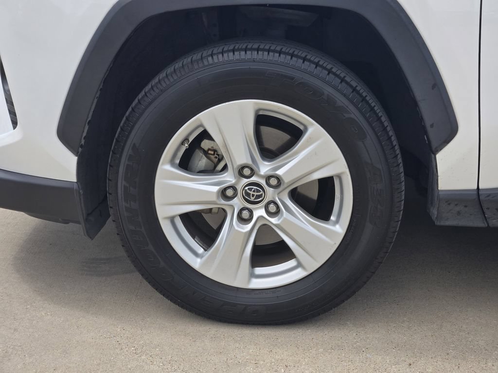 Used 2019 Toyota RAV4 XLE w/ Convenience Package FWD image 17