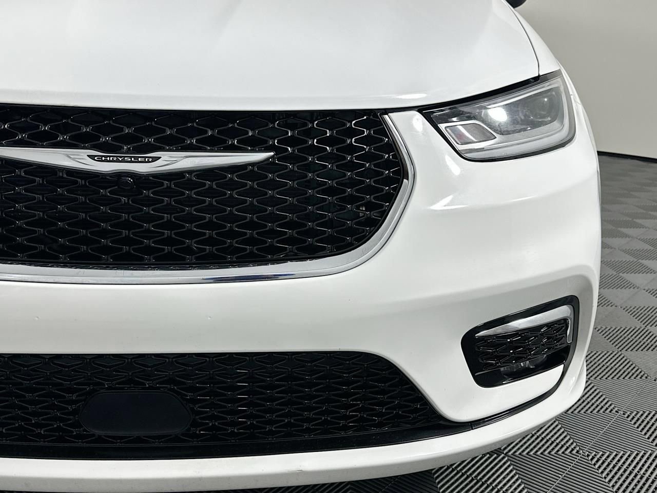 Used 2023 Chrysler Pacifica Touring image 5