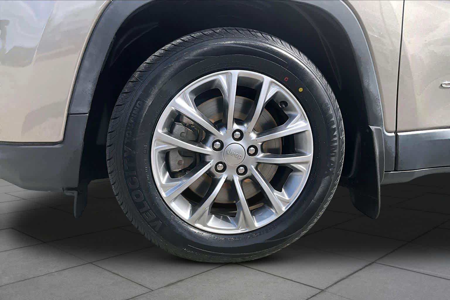 Used 2019 Jeep Cherokee Latitude Plus w/ Comfort/Convenience Group FWD image 11