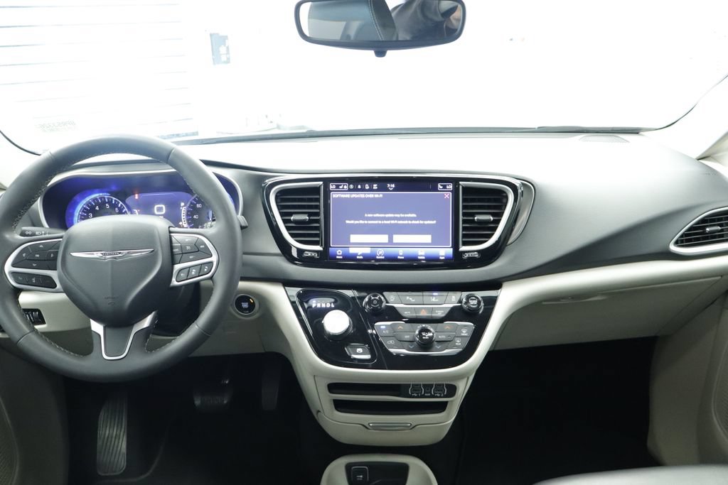 Certified 2023 Chrysler Pacifica Touring-L FWD image 24