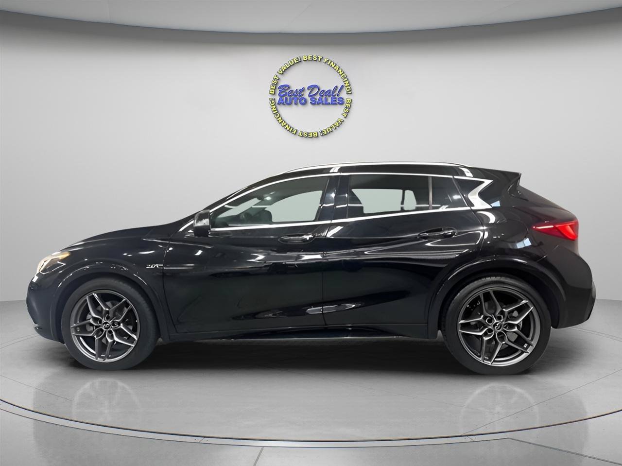 Used 2018 INFINITI QX30 Premium w/ Navigation Package FWD image 2