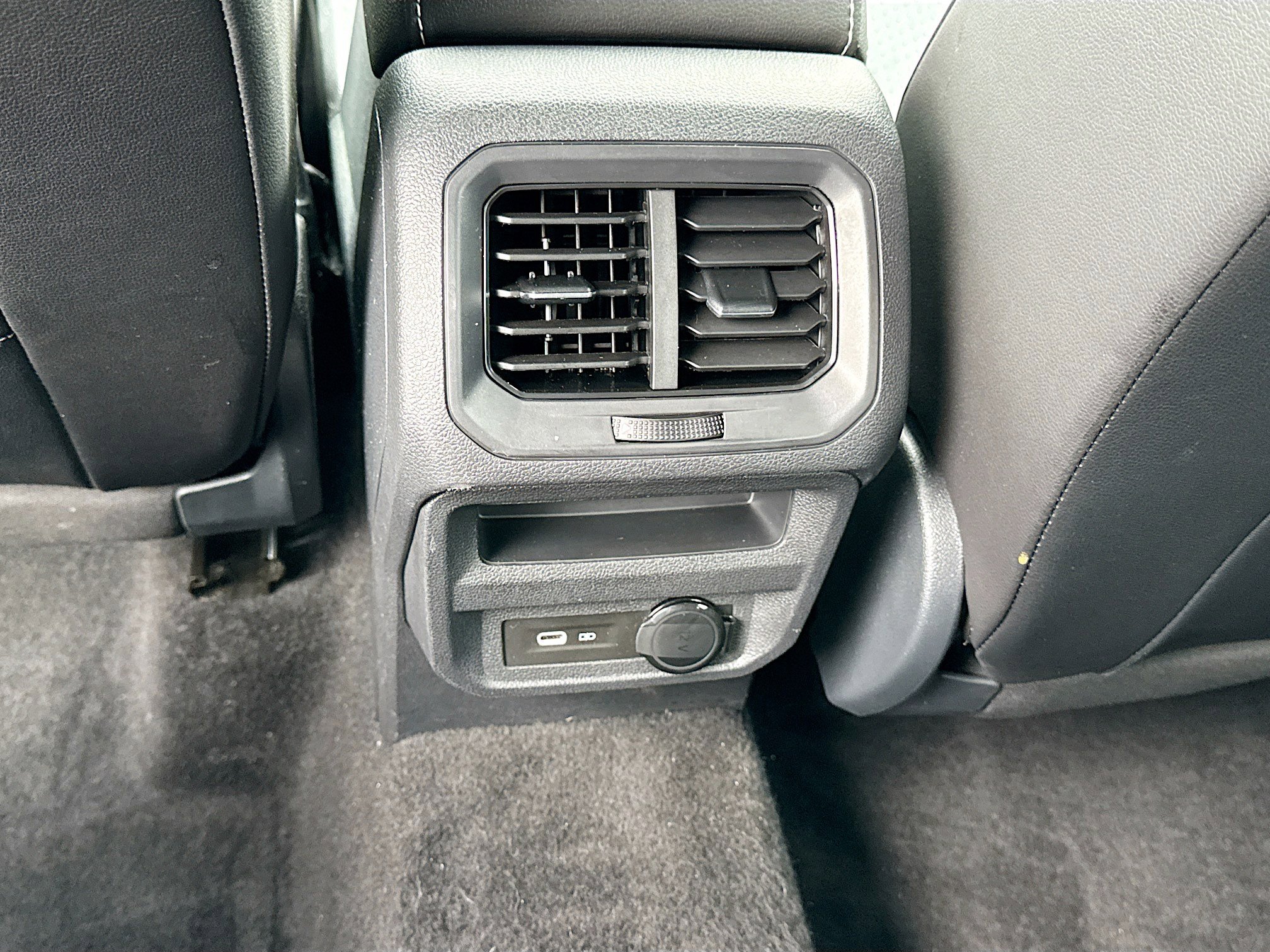 Used 2023 Volkswagen Tiguan SE R-Line image 18