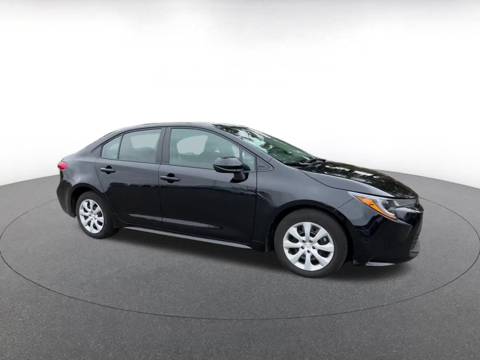 Used 2025 Toyota Corolla LE FWD image 2