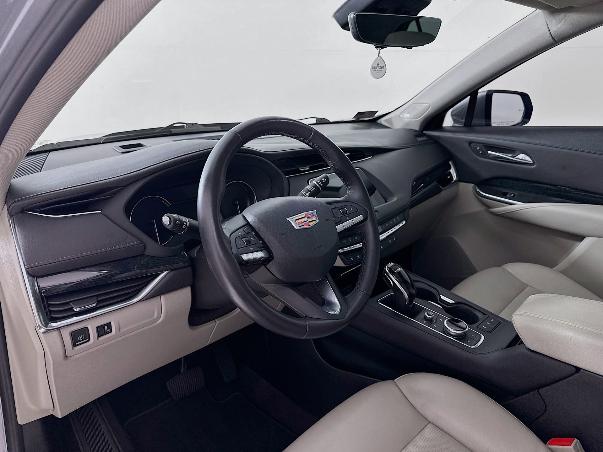Used 2023 Cadillac XT4 Premium Luxury w/ Enhanced Visibility Package FWD image 10