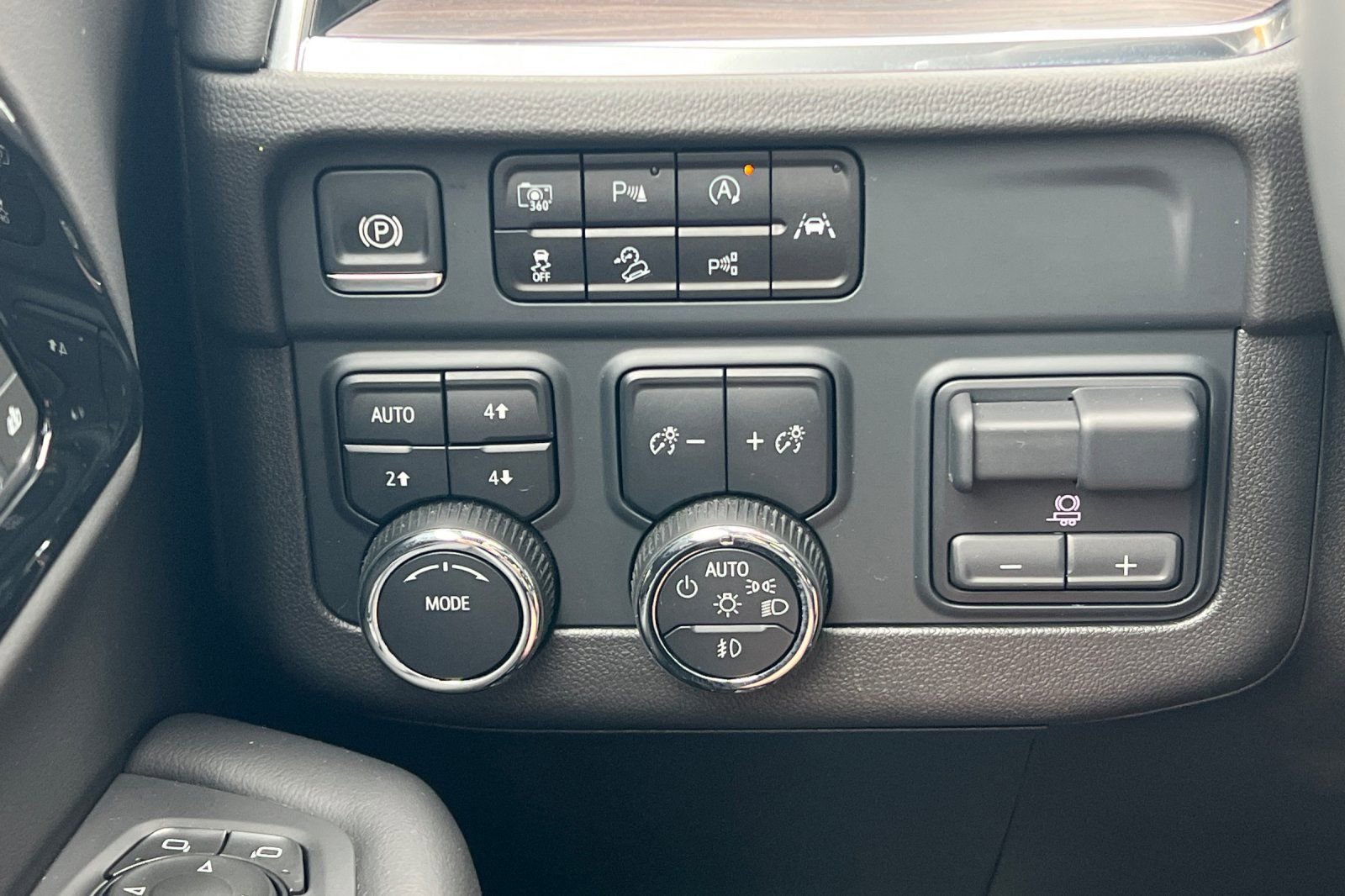 Used 2025 Chevrolet Suburban LT w/ Comfort Package image 34