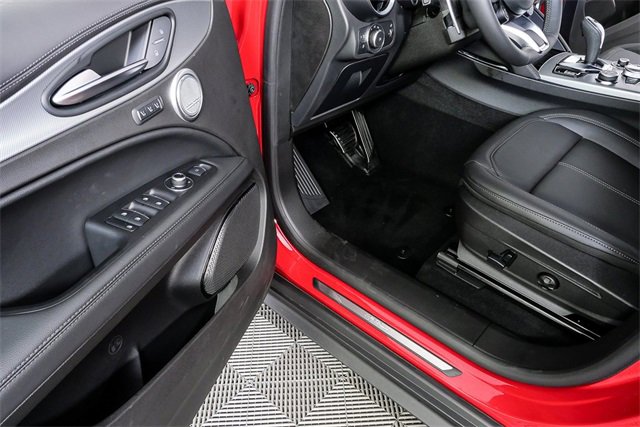 New 2025 Alfa Romeo Stelvio Sprint image 7